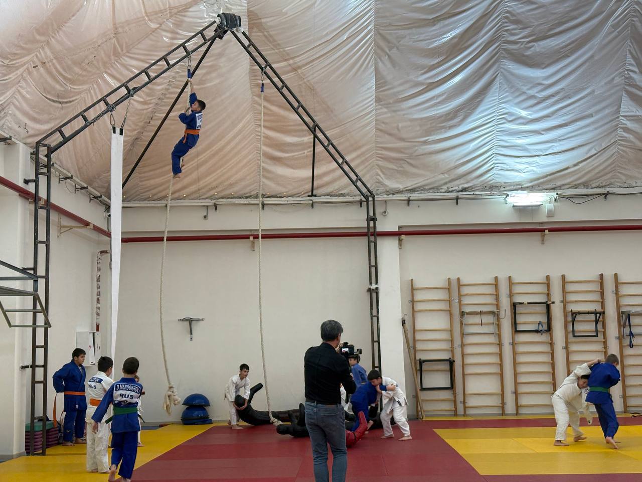 Премьер-министр КБР Алий Мусуков проинспектировал спортивные объекты республики Премьер-министр КБР Алий Мусуков проинспектировал спортивные объекты республики