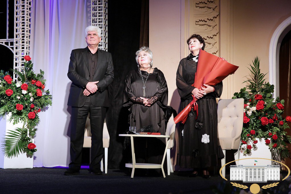 На сцене Кабардинского государственного драматического театра им. А. Шогенцукова состоялся бенефис заслуженной артистки РСФСР, народной артистки КБР Куны Хажбаровны Жакамуховой На сцене Кабардинского государственного драматического театра им. А. Шогенцукова состоялся бенефис заслуженной артистки РСФСР, народной артистки КБР Куны Хажбаровны Жакамуховой