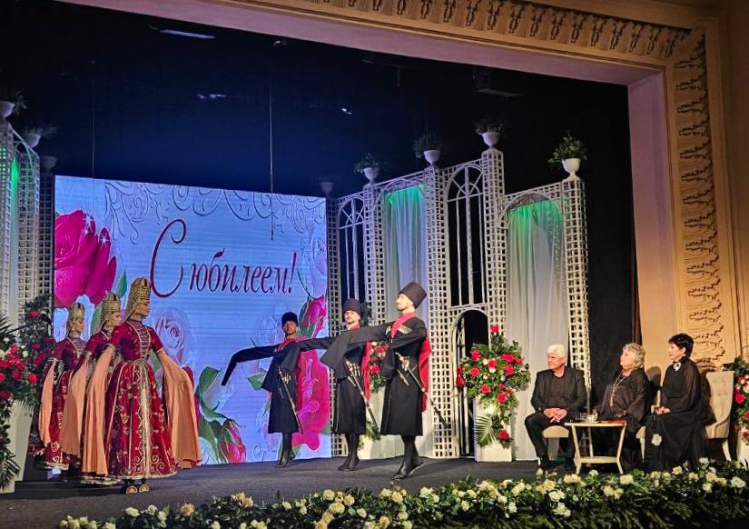 Бенефис. Накануне в Кабардинском государственном драматическом театре им. А. Шогенцукова состоялся бенефис заслуженной артистки РФ и народной артистки КБР Куны Жакамуховой, посвященный её 85-летнему юбилею, сообщает... Бенефис. Накануне в Кабардинском государственном драматическом театре им. А. Шогенцукова состоялся бенефис заслуженной артистки РФ и народной артистки КБР Куны Жакамуховой, посвященный её 85-летнему юбилею, сообщает...