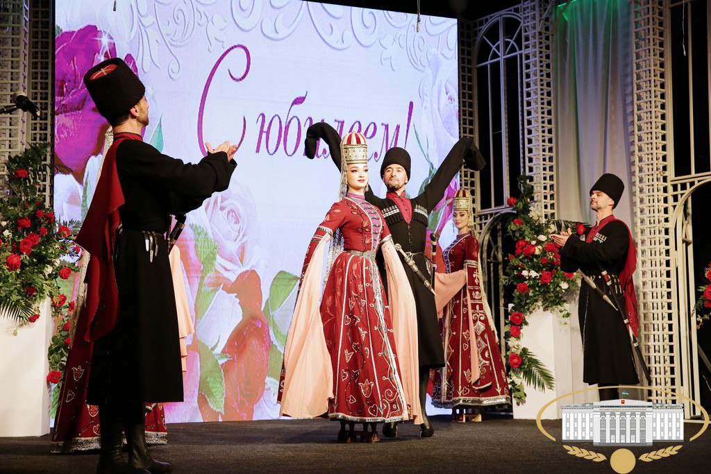 На сцене Кабардинского государственного драматического театра им. А. Шогенцукова состоялся бенефис заслуженной артистки РСФСР, народной артистки КБР Куны Хажбаровны Жакамуховой На сцене Кабардинского государственного драматического театра им. А. Шогенцукова состоялся бенефис заслуженной артистки РСФСР, народной артистки КБР Куны Хажбаровны Жакамуховой