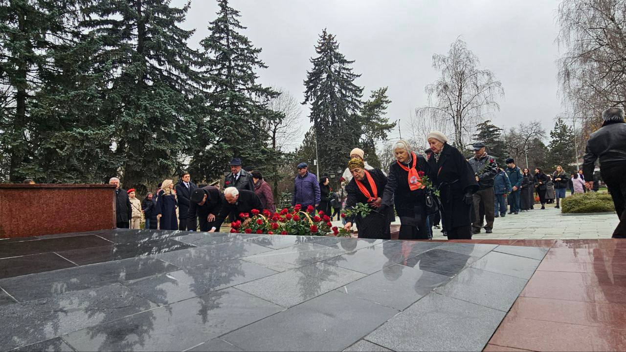 В Нальчике вспоминали героев Отечества В Нальчике вспоминали героев Отечества