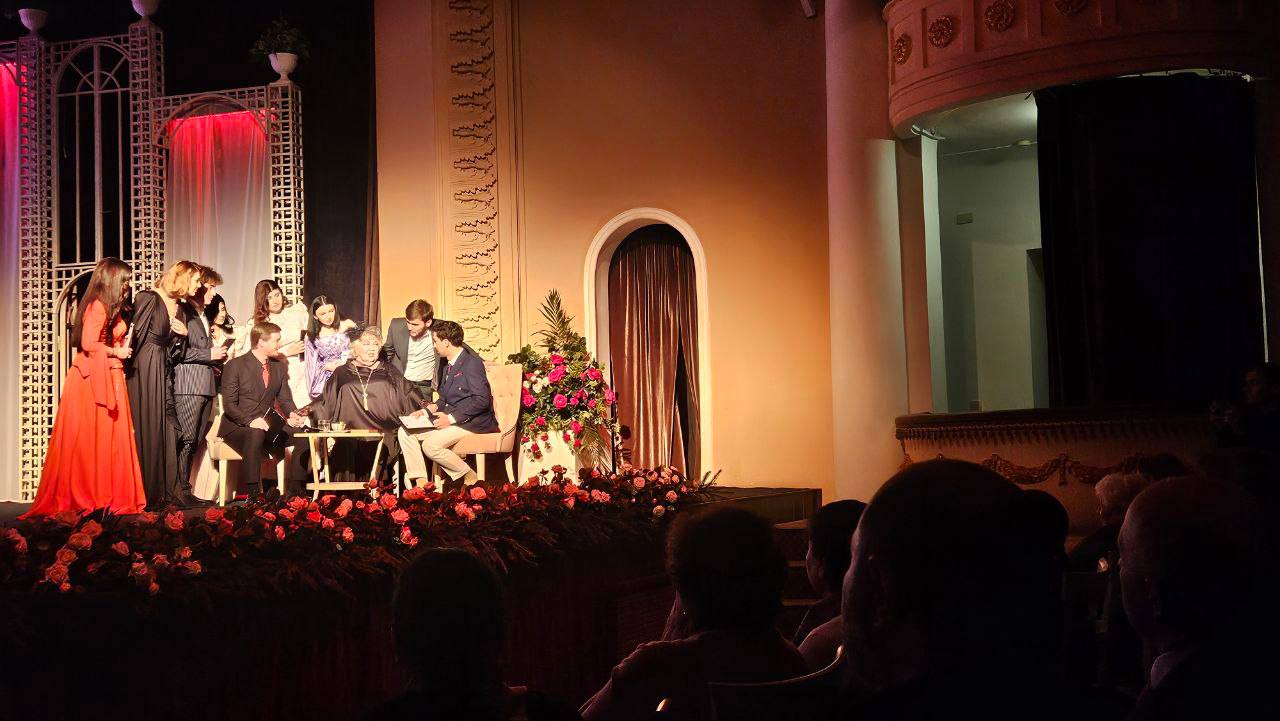 Бенефис. Накануне в Кабардинском государственном драматическом театре им. А. Шогенцукова состоялся бенефис заслуженной артистки РФ и народной артистки КБР Куны Жакамуховой, посвященный её 85-летнему юбилею, сообщает... Бенефис. Накануне в Кабардинском государственном драматическом театре им. А. Шогенцукова состоялся бенефис заслуженной артистки РФ и народной артистки КБР Куны Жакамуховой, посвященный её 85-летнему юбилею, сообщает...