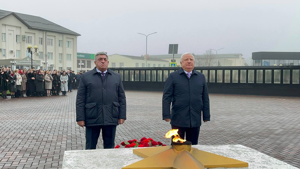 В Зольском районе возложили цветы к мемориалу В Зольском районе возложили цветы к мемориалу