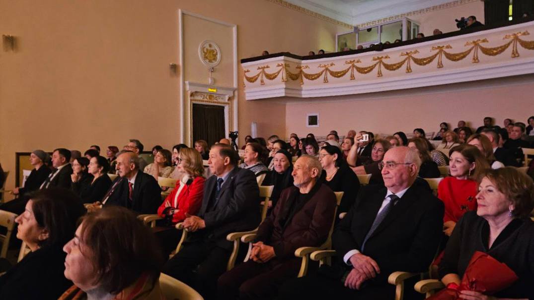 Бенефис. Накануне в Кабардинском государственном драматическом театре им. А. Шогенцукова состоялся бенефис заслуженной артистки РФ и народной артистки КБР Куны Жакамуховой, посвященный её 85-летнему юбилею, сообщает... Бенефис. Накануне в Кабардинском государственном драматическом театре им. А. Шогенцукова состоялся бенефис заслуженной артистки РФ и народной артистки КБР Куны Жакамуховой, посвященный её 85-летнему юбилею, сообщает...