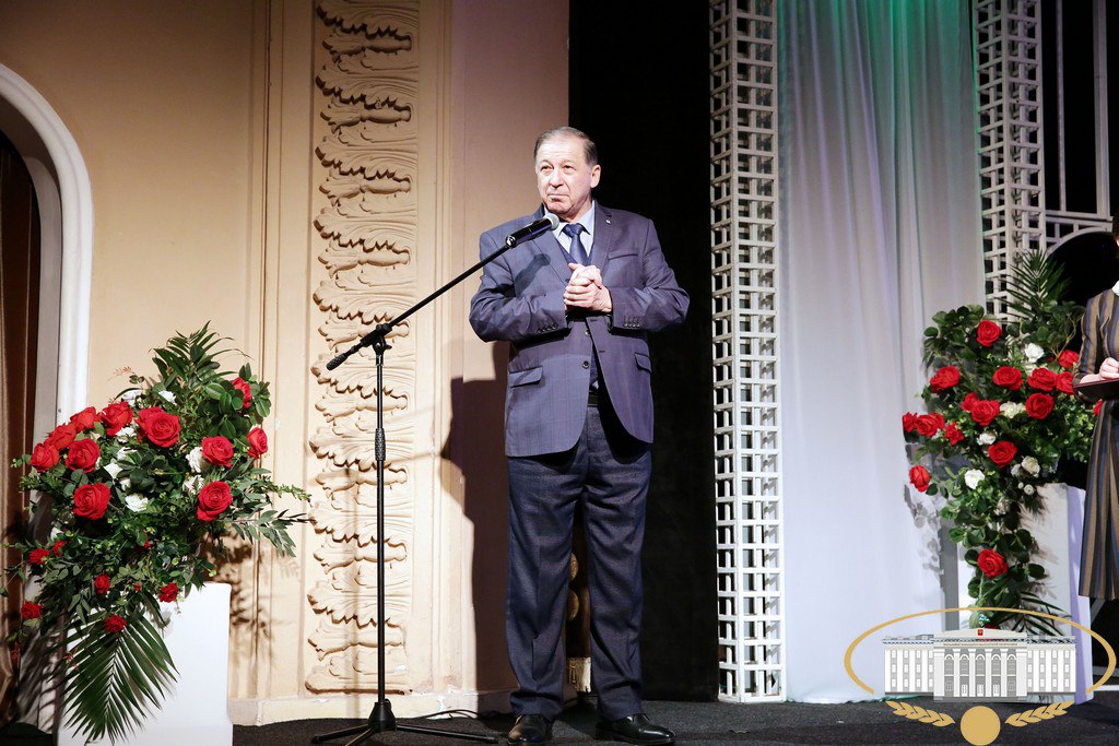 На сцене Кабардинского государственного драматического театра им. А. Шогенцукова состоялся бенефис заслуженной артистки РСФСР, народной артистки КБР Куны Хажбаровны Жакамуховой На сцене Кабардинского государственного драматического театра им. А. Шогенцукова состоялся бенефис заслуженной артистки РСФСР, народной артистки КБР Куны Хажбаровны Жакамуховой