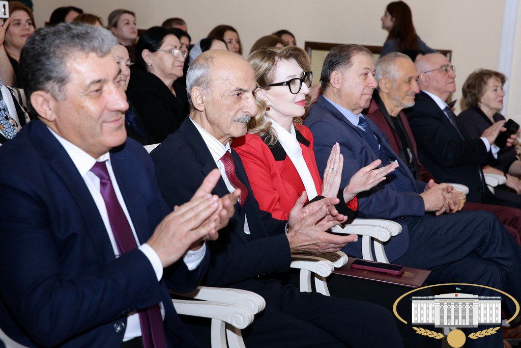 На сцене Кабардинского государственного драматического театра им. А. Шогенцукова состоялся бенефис заслуженной артистки РСФСР, народной артистки КБР Куны Хажбаровны Жакамуховой На сцене Кабардинского государственного драматического театра им. А. Шогенцукова состоялся бенефис заслуженной артистки РСФСР, народной артистки КБР Куны Хажбаровны Жакамуховой