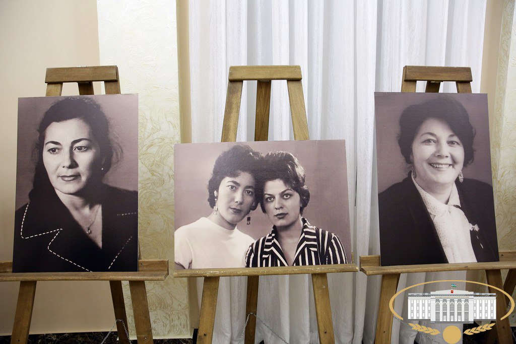 На сцене Кабардинского государственного драматического театра им. А. Шогенцукова состоялся бенефис заслуженной артистки РСФСР, народной артистки КБР Куны Хажбаровны Жакамуховой На сцене Кабардинского государственного драматического театра им. А. Шогенцукова состоялся бенефис заслуженной артистки РСФСР, народной артистки КБР Куны Хажбаровны Жакамуховой