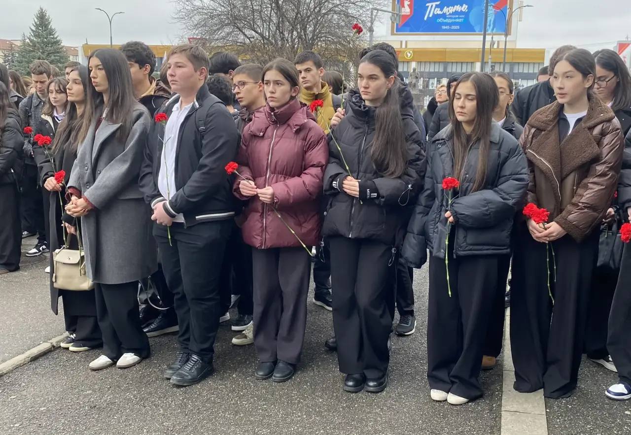 В Кабардино-Балкарии прошла традиционная республиканская акция «Улицы Героев» В Кабардино-Балкарии прошла традиционная республиканская акция «Улицы Героев»