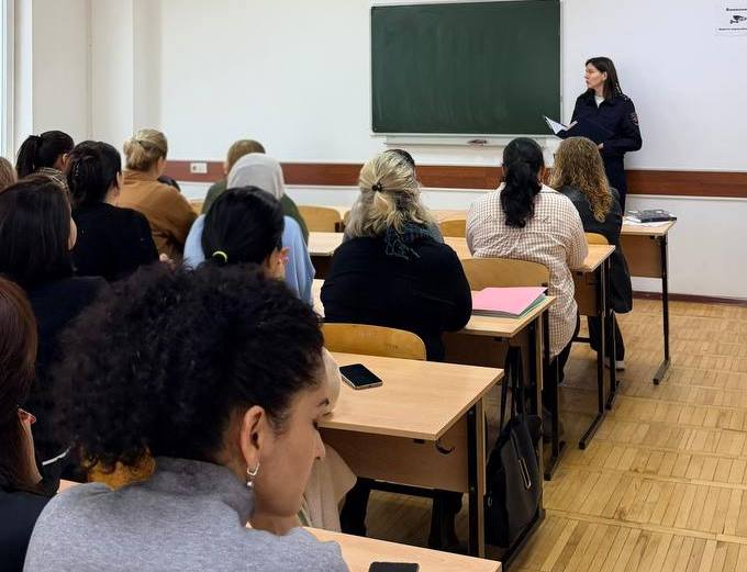 В Нальчике полицейские провели встречу по профилактике экстремизма с преподавателями колледжа В Нальчике полицейские провели встречу по профилактике экстремизма с преподавателями колледжа