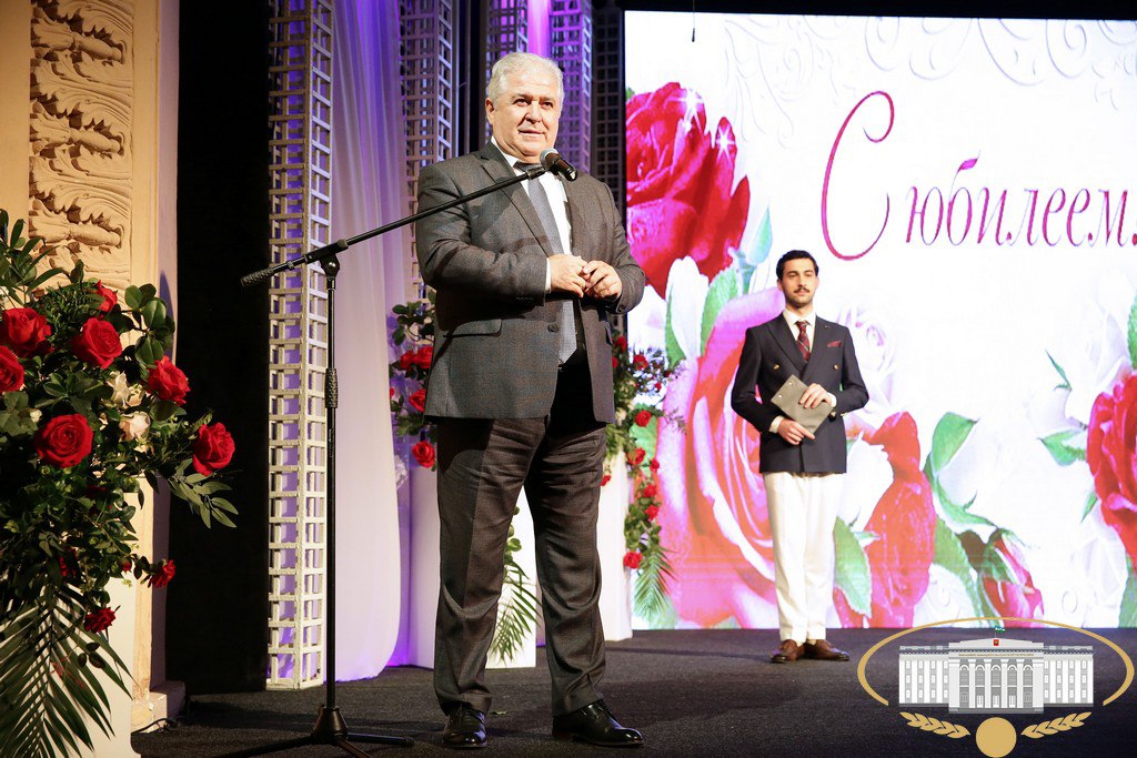 На сцене Кабардинского государственного драматического театра им. А. Шогенцукова состоялся бенефис заслуженной артистки РСФСР, народной артистки КБР Куны Хажбаровны Жакамуховой На сцене Кабардинского государственного драматического театра им. А. Шогенцукова состоялся бенефис заслуженной артистки РСФСР, народной артистки КБР Куны Хажбаровны Жакамуховой