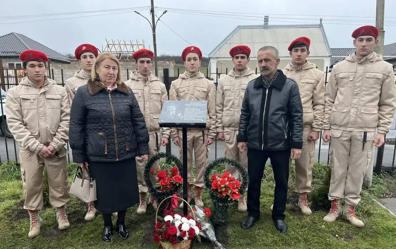 В День Героев Отечества в школах Зольского района состоялись торжественные церемонии открытия памятных стендов В День Героев Отечества в школах Зольского района состоялись торжественные церемонии открытия памятных стендов