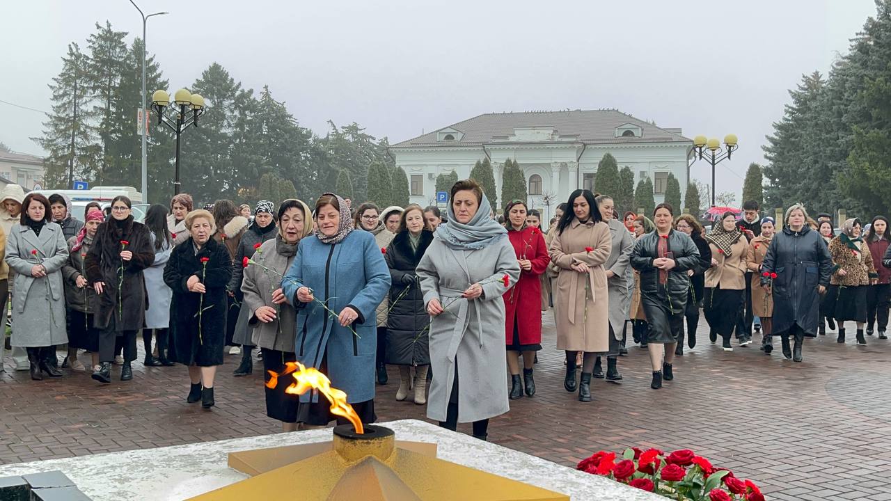 Сегодня, в День Героев Отечества, на площади Защитников Отечества в Зольском районе прошла церемония возложения цветов к мемориалу Сегодня, в День Героев Отечества, на площади Защитников Отечества в Зольском районе прошла церемония возложения цветов к мемориалу