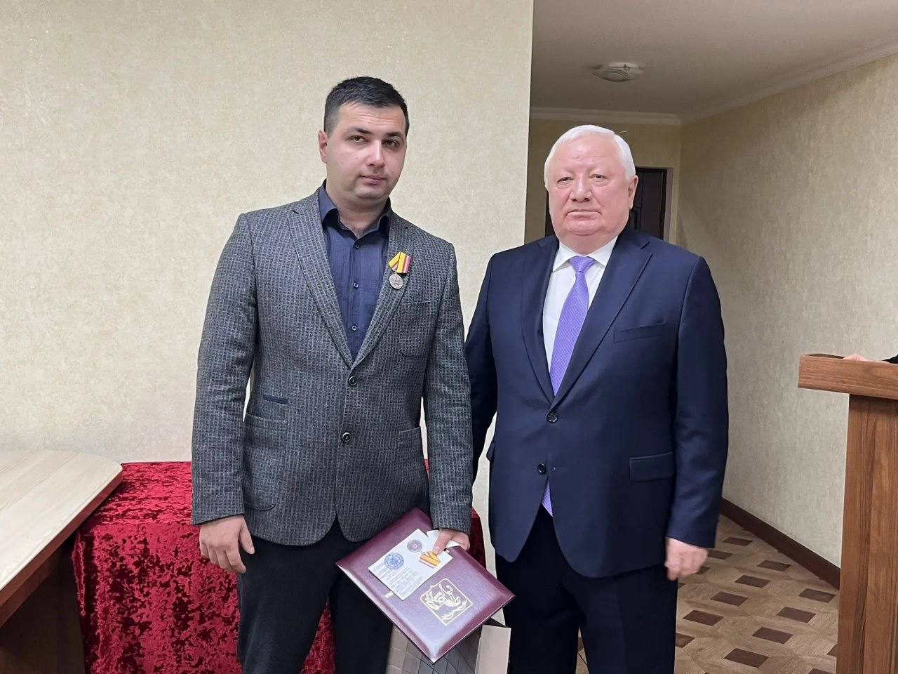 В актовом зале районной администрации состоялась торжественная церемония вручения государственных наград военнослужащим - участникам специальной военной операции В актовом зале районной администрации состоялась торжественная церемония вручения государственных наград военнослужащим - участникам специальной военной операции