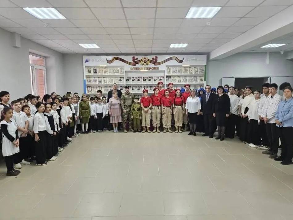 В Красносельской школе открыли Стену Памяти