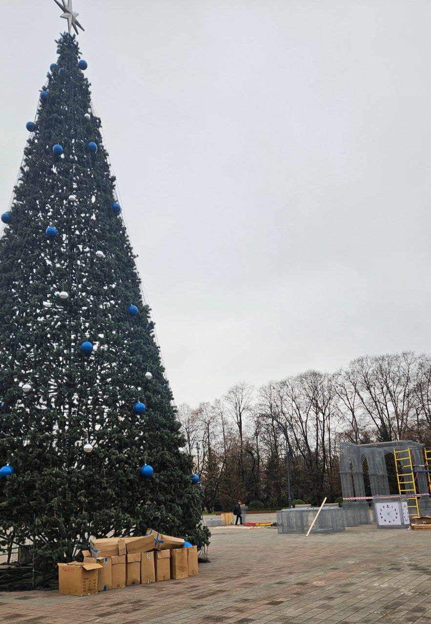 Нальчик засияет огнями!Город готовится к праздникам: на площадях появились первые ёлки, разворачивается монтаж праздничных инсталляций Нальчик засияет огнями!Город готовится к праздникам: на площадях появились первые ёлки, разворачивается монтаж праздничных инсталляций
