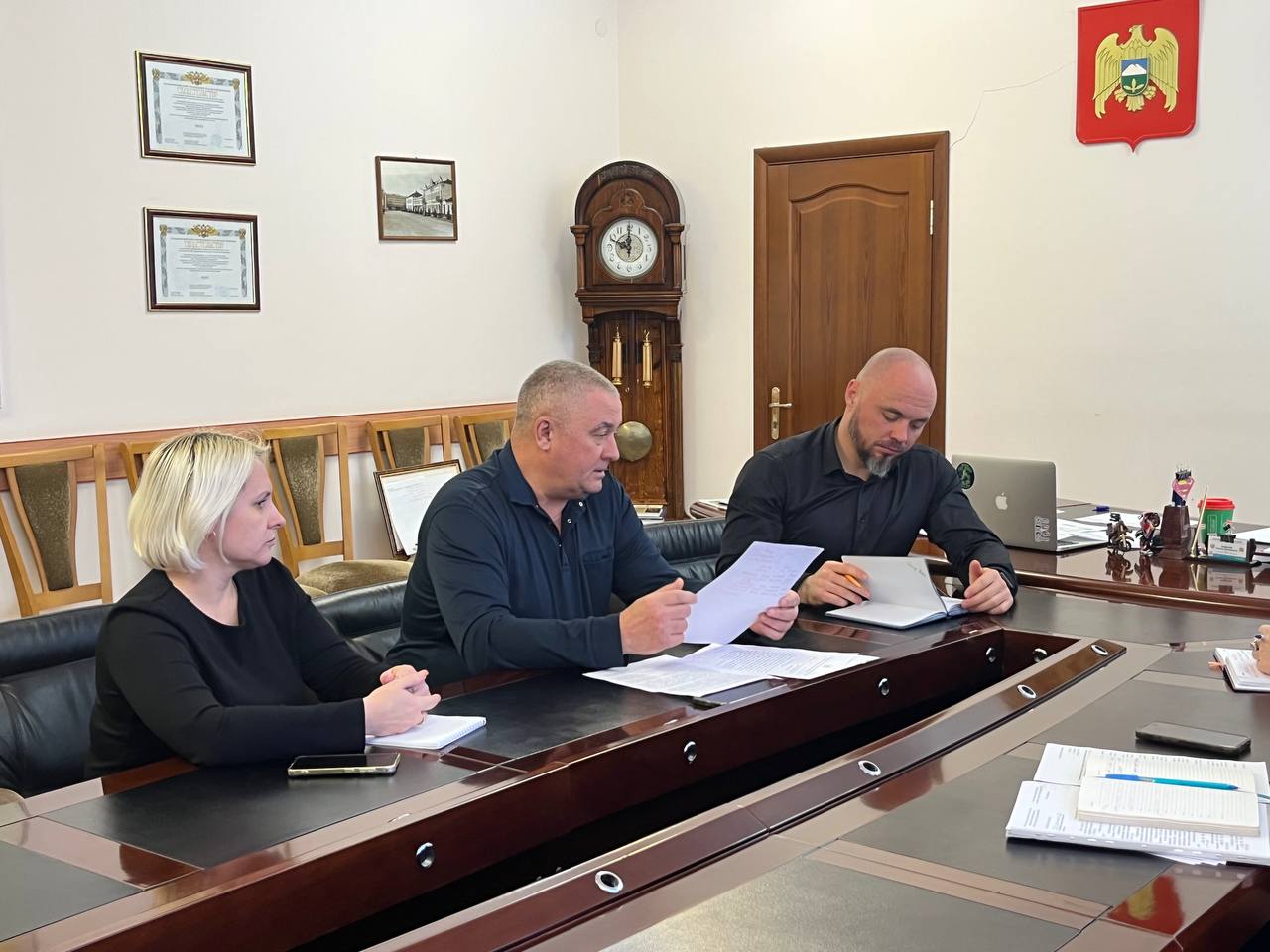 В местной администрации г.о.Прохладный КБР состоялось совещание о готовности избирательных участков (мест для голосования) для проведения выборов депутатов ГД ФС Российской Федерации и депутатов Совета МСУ г.о.Прохладный КБР...