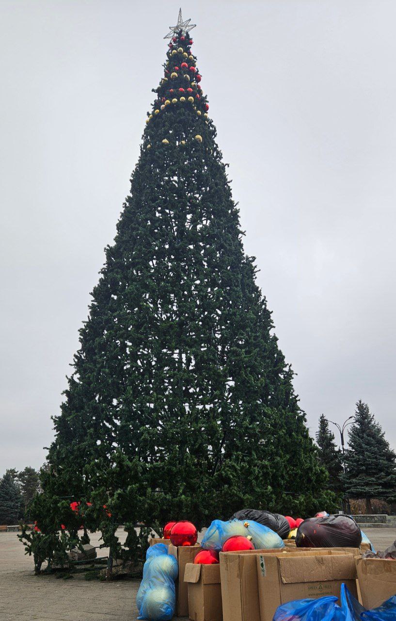 Нальчик засияет огнями!Город готовится к праздникам: на площадях появились первые ёлки, разворачивается монтаж праздничных инсталляций