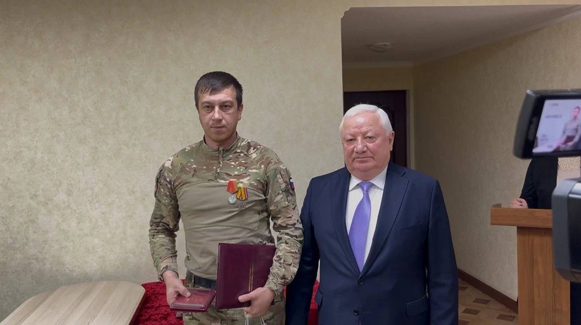 В актовом зале районной администрации состоялась торжественная церемония вручения государственных наград военнослужащим - участникам специальной военной операции В актовом зале районной администрации состоялась торжественная церемония вручения государственных наград военнослужащим - участникам специальной военной операции