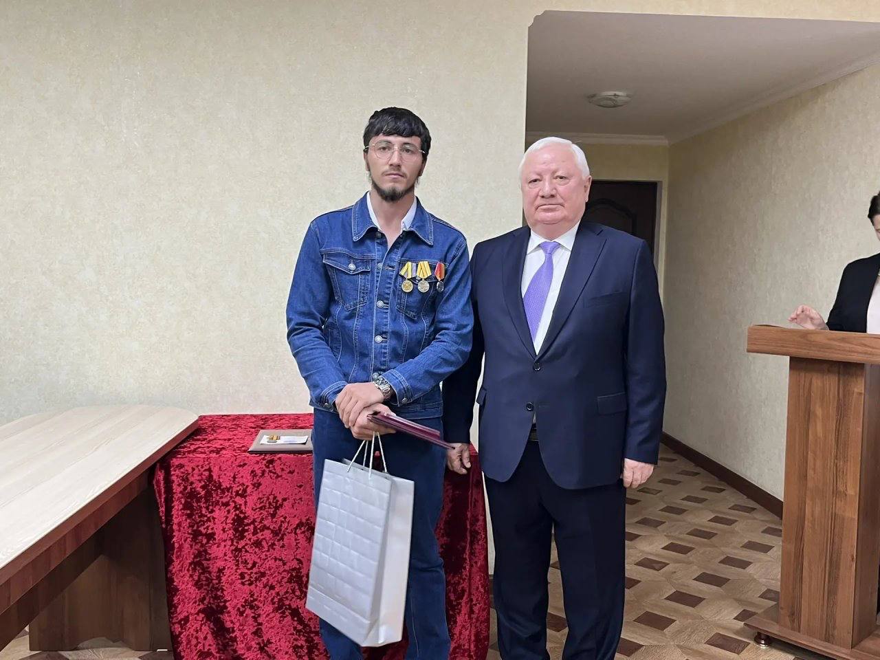 В актовом зале районной администрации состоялась торжественная церемония вручения государственных наград военнослужащим - участникам специальной военной операции В актовом зале районной администрации состоялась торжественная церемония вручения государственных наград военнослужащим - участникам специальной военной операции