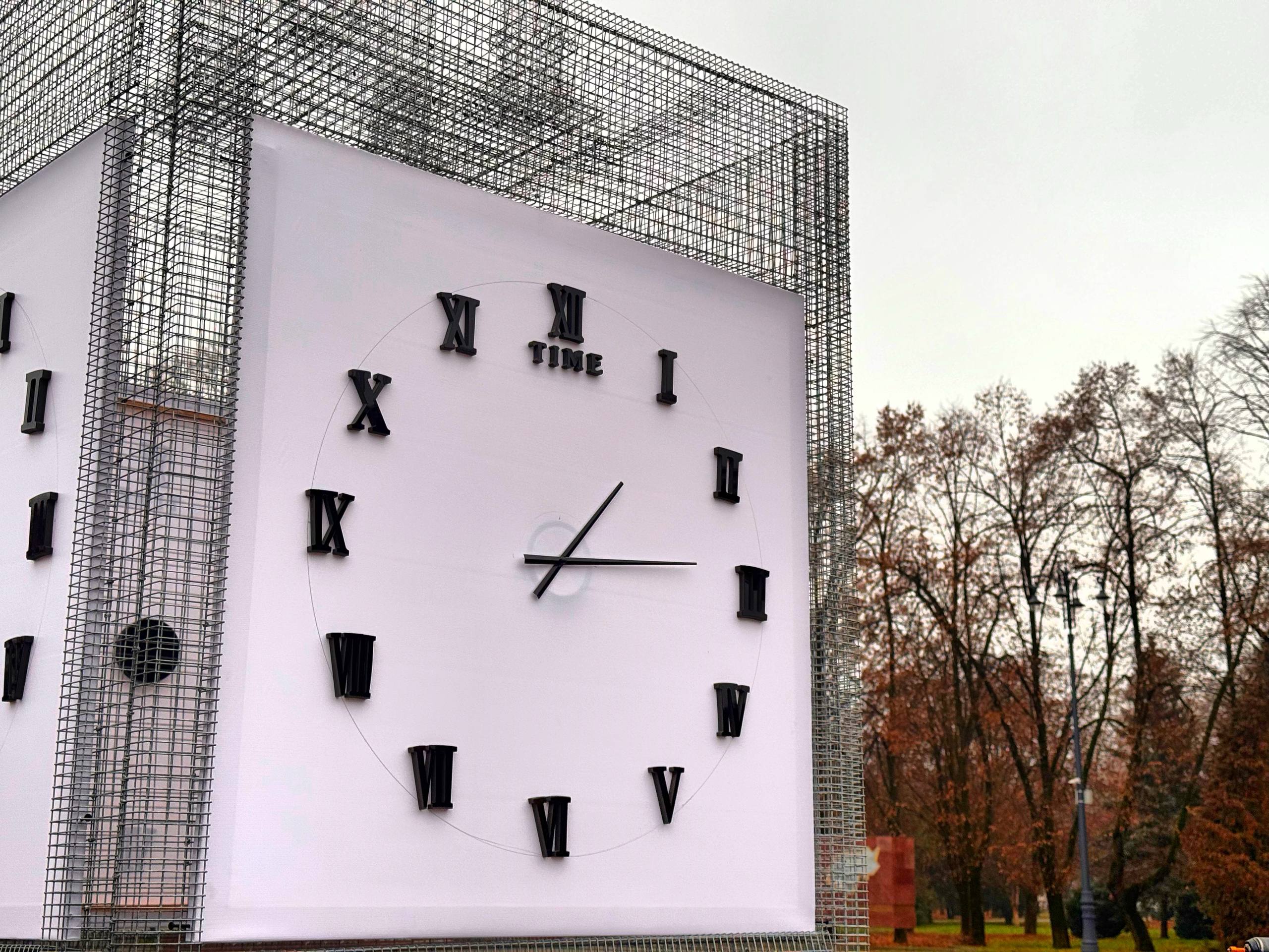 1234 Праздник к нам приходит… В Нальчике перед зданием Дома правительства украшают одну из главных символов Нового года — ёлку 1234 Праздник к нам приходит… В Нальчике перед зданием Дома правительства украшают одну из главных символов Нового года — ёлку