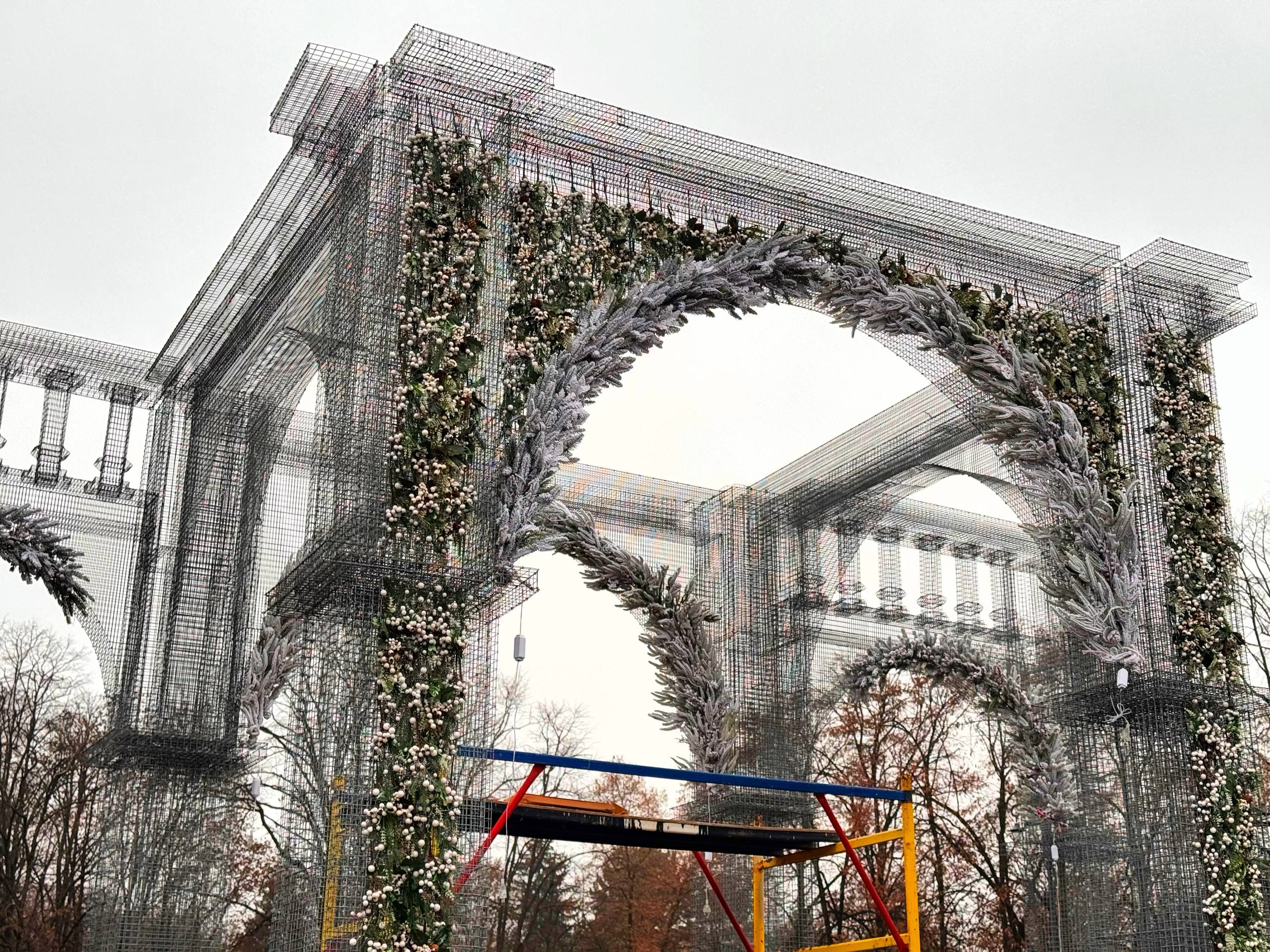 1234 Праздник к нам приходит… В Нальчике перед зданием Дома правительства украшают одну из главных символов Нового года — ёлку 1234 Праздник к нам приходит… В Нальчике перед зданием Дома правительства украшают одну из главных символов Нового года — ёлку