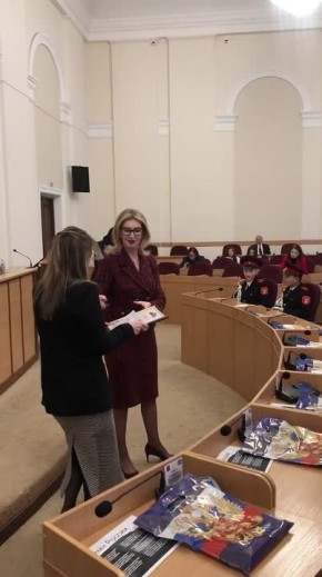 В эти минуты в Парламенте Кабардино-Балкарии проходит торжественная церемония вручения паспорта гражданина Российской Федерации учащимся общеобразовательных школ республики, приуроченная к Дню Конституции РФ