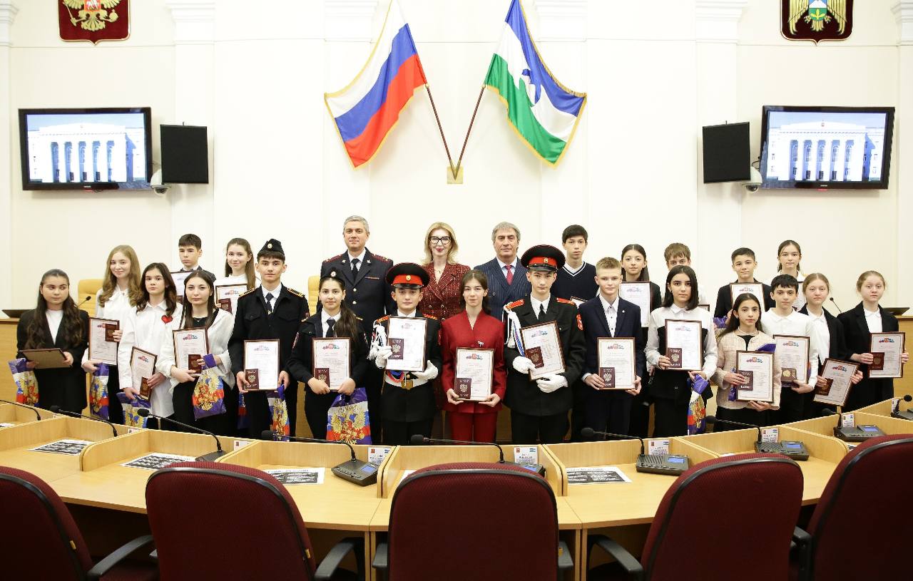 Первые паспорта юным гражданам