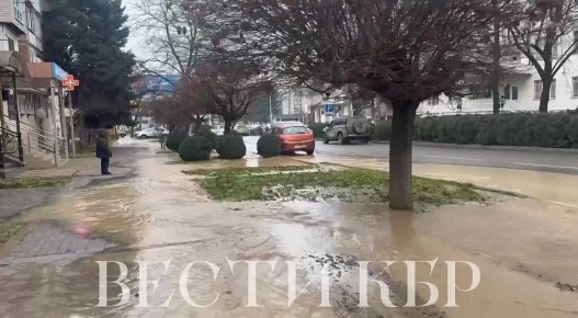 123На улице Тамазова произошёл прорыв водопроводной трубы