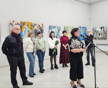 В Национальном музее открылась выставка Зарины Абисаловой «Мама, включи Осень!»