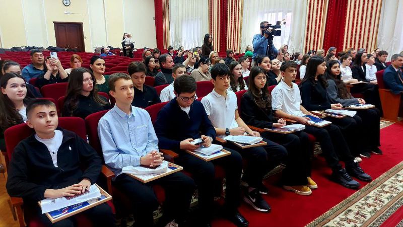 Юным гражданам Кабардино-Балкарии в торжественной обстановке вручили паспорта Юным гражданам Кабардино-Балкарии в торжественной обстановке вручили паспорта