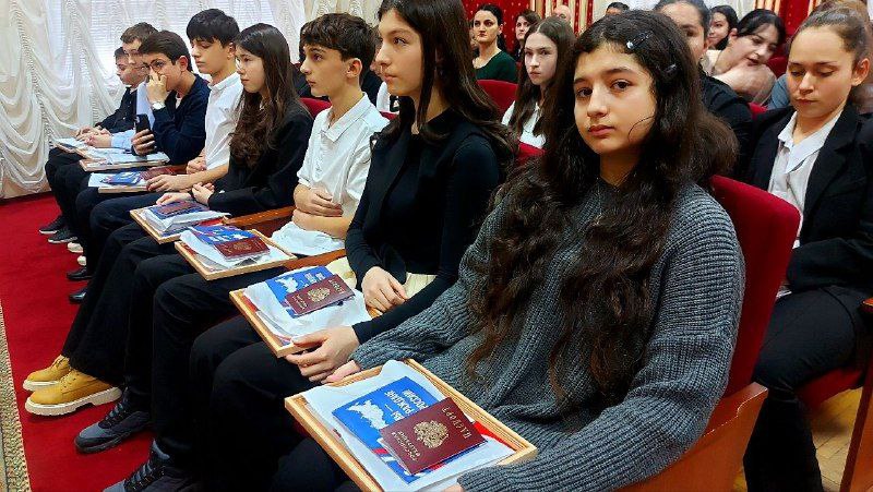 Юным гражданам Кабардино-Балкарии в торжественной обстановке вручили паспорта Юным гражданам Кабардино-Балкарии в торжественной обстановке вручили паспорта
