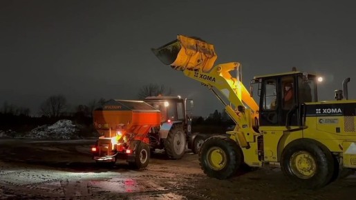 Дорожными службами проводится комплекс мероприятий по обеспечению безопасного и бесперебойного передвижения транспортных средств на автодорогах, а именно ликвидация гололеда путем распределения противогололедного материала...