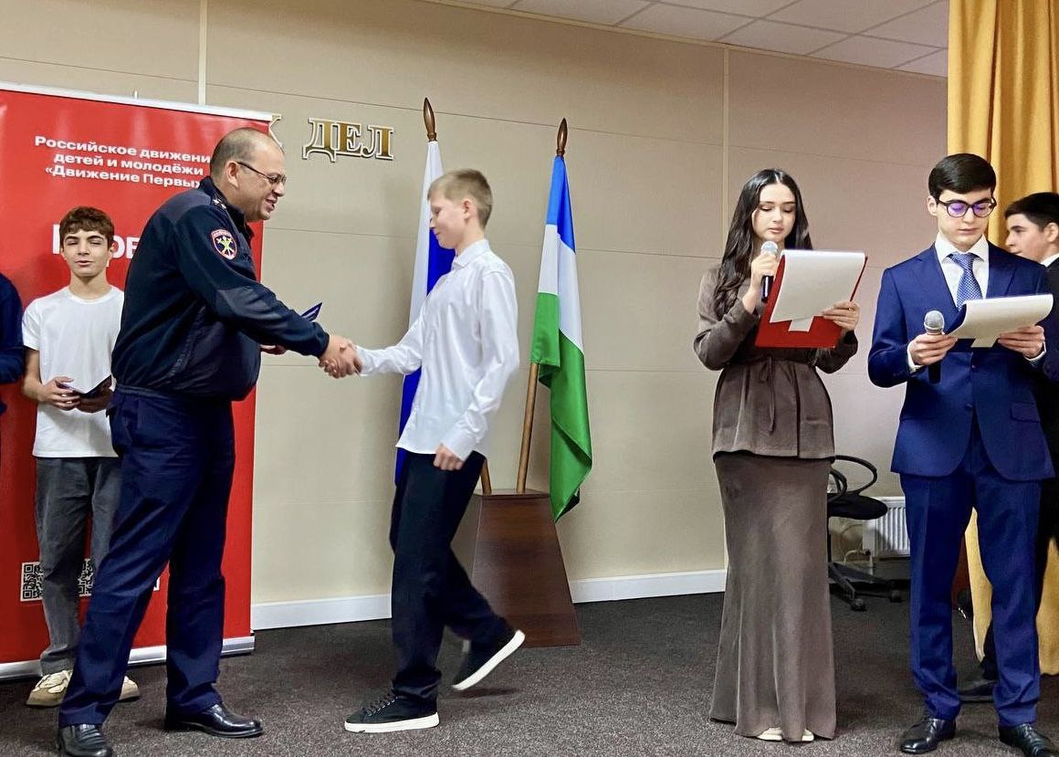 В День Конституции Российской Федерации полицейские Прохладненского района вручили паспорта 32 юным гражданам В День Конституции Российской Федерации полицейские Прохладненского района вручили паспорта 32 юным гражданам