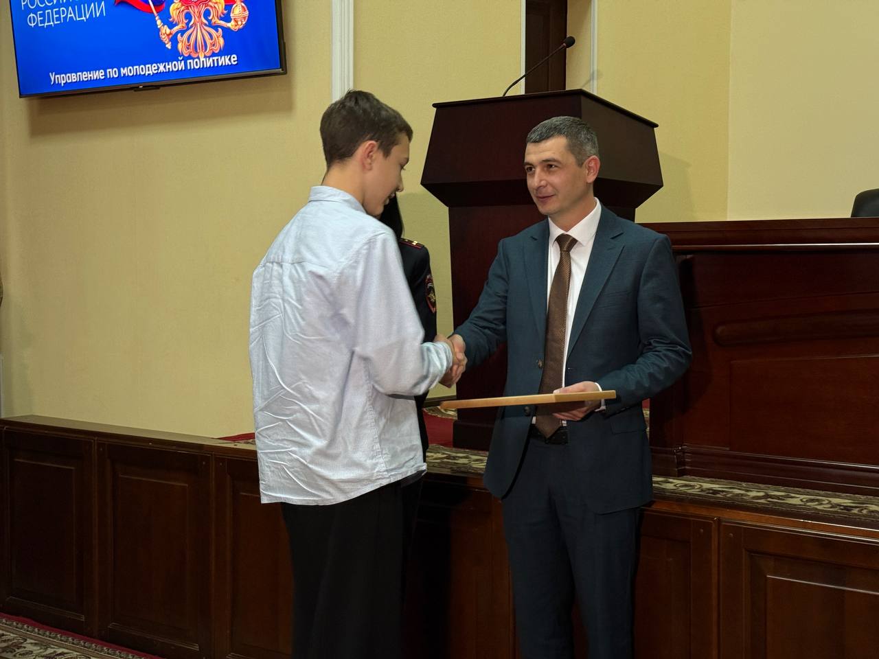 12 декабря, в День Конституции Российской Федерации, в Местной администрации г.о.Нальчик состоялась торжественная церемония вручения паспортов юным гражданам 12 декабря, в День Конституции Российской Федерации, в Местной администрации г.о.Нальчик состоялась торжественная церемония вручения паспортов юным гражданам