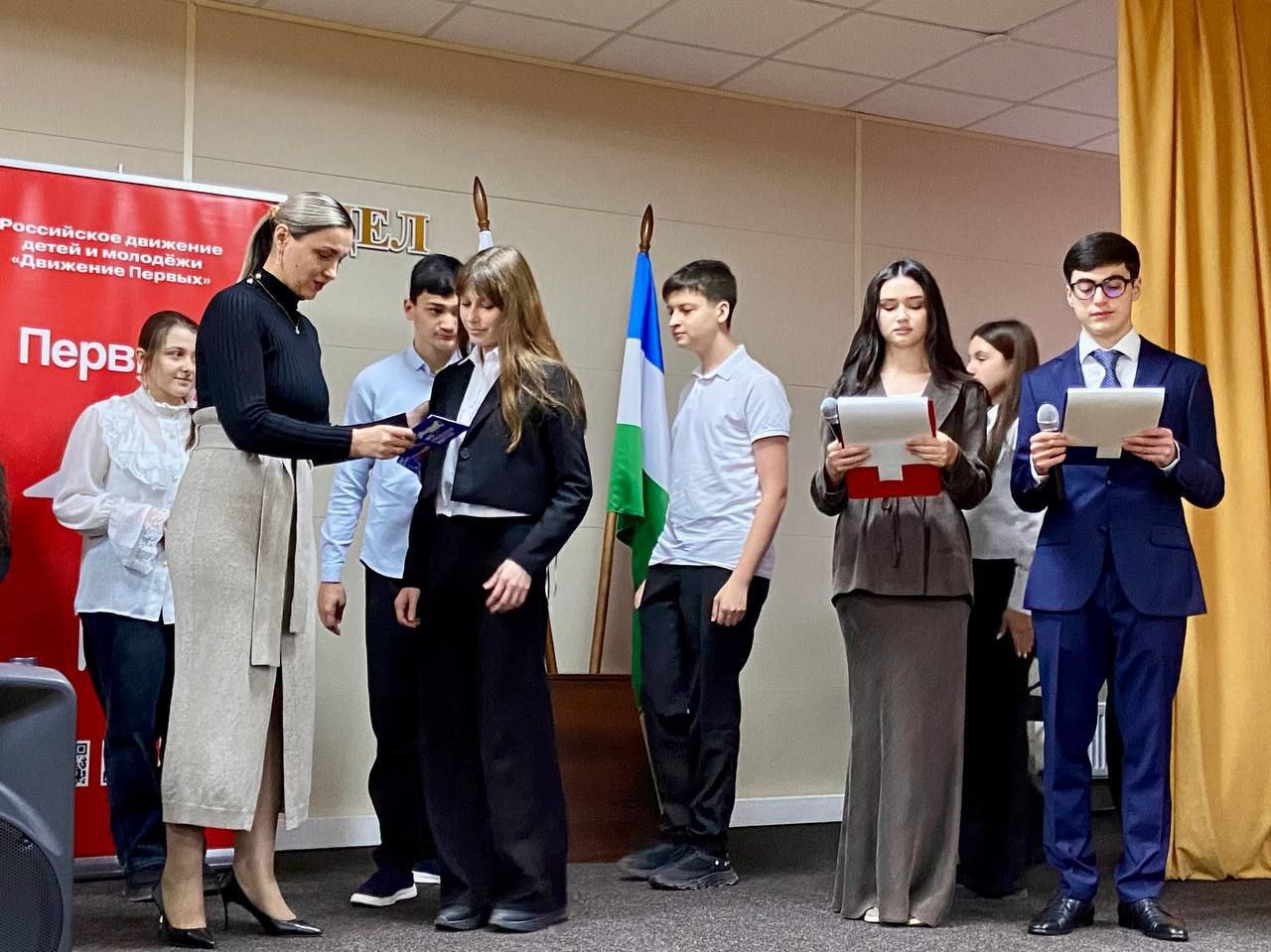 В День Конституции Российской Федерации полицейские Прохладненского района вручили паспорта 32 юным гражданам В День Конституции Российской Федерации полицейские Прохладненского района вручили паспорта 32 юным гражданам