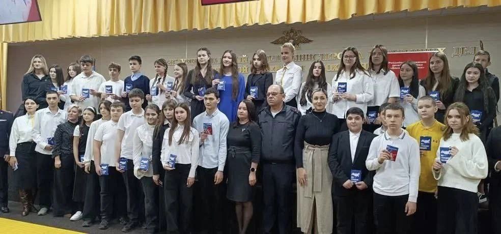 В День Конституции Российской Федерации полицейские Прохладненского района вручили паспорта 32 юным гражданам В День Конституции Российской Федерации полицейские Прохладненского района вручили паспорта 32 юным гражданам