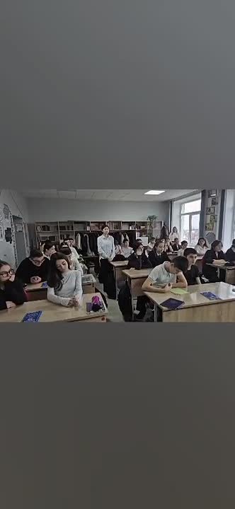 12 декабря в 8 «Б» классе проведён урок обществознания "Конституция - основной закон государства", на котором присутствовала председатель УИК N299 Лиева Алла Юрьевна