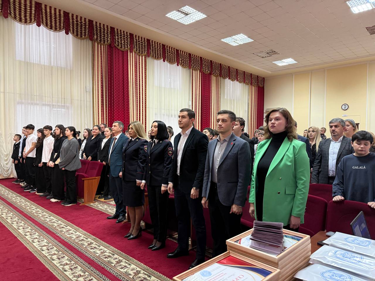 12 декабря, в День Конституции Российской Федерации, в Местной администрации г.о.Нальчик состоялась торжественная церемония вручения паспортов юным гражданам 12 декабря, в День Конституции Российской Федерации, в Местной администрации г.о.Нальчик состоялась торжественная церемония вручения паспортов юным гражданам