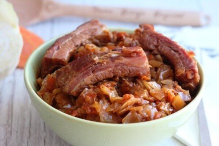 Вкусные свиные ребра, тушеные с квашеной капустой в белом вине: просто, но с шармом
