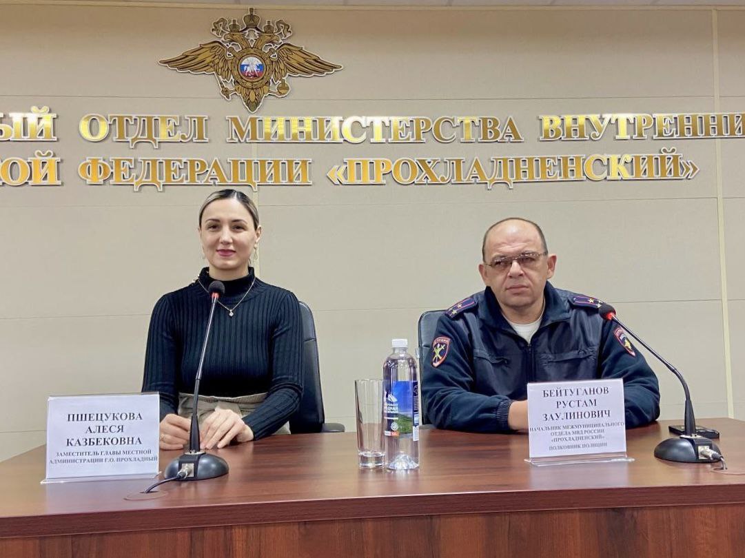 В День Конституции Российской Федерации полицейские Прохладненского района вручили паспорта 32 юным гражданам