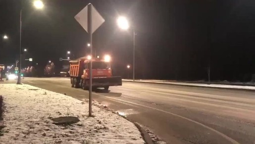 В настоящее время в г.о. Нальчик продолжаются работы по устранению гололеда на дорогах