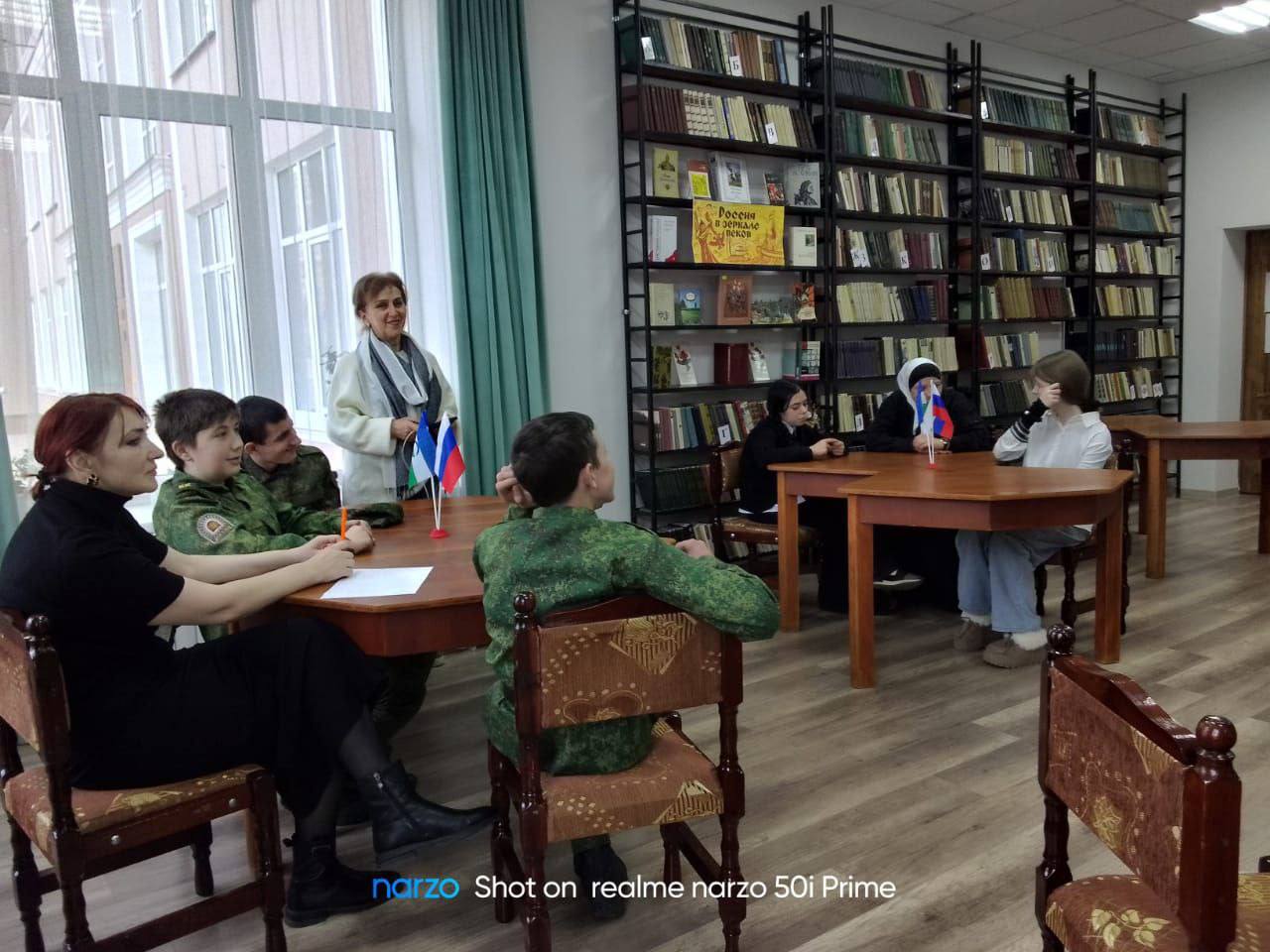 В День Конституции Российской Федерации в городском филиале №3 в рамках клуба молодого избирателя «Твой голос» прошёл правовой час «Все вправе знать о праве» В День Конституции Российской Федерации в городском филиале №3 в рамках клуба молодого избирателя «Твой голос» прошёл правовой час «Все вправе знать о праве»