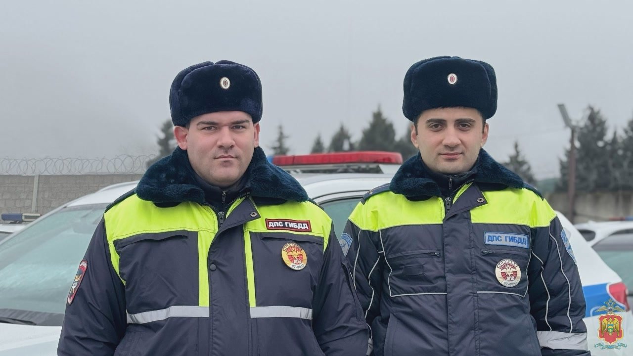 Полицейские Кабардино-Балкарии заменили на иномарке беременной женщины повреждённое колесо