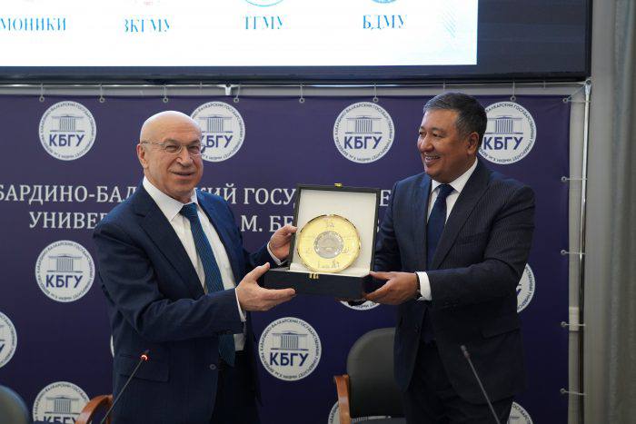 Эксперты из четырех стран обсудили будущее медицины на стратегической сессии в КБГУ Эксперты из четырех стран обсудили будущее медицины на стратегической сессии в КБГУ