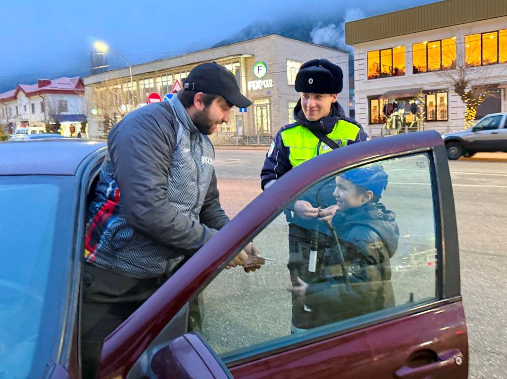 В Эльбрусском районе сотрудники Госавтоинспекции совместно с юными инспекторами движения из Тырныауза провели акцию, направленную на повышение осведомленности водителей о важности соблюдения правил дорожного движения В Эльбрусском районе сотрудники Госавтоинспекции совместно с юными инспекторами движения из Тырныауза провели акцию, направленную на повышение осведомленности водителей о важности соблюдения правил дорожного движения