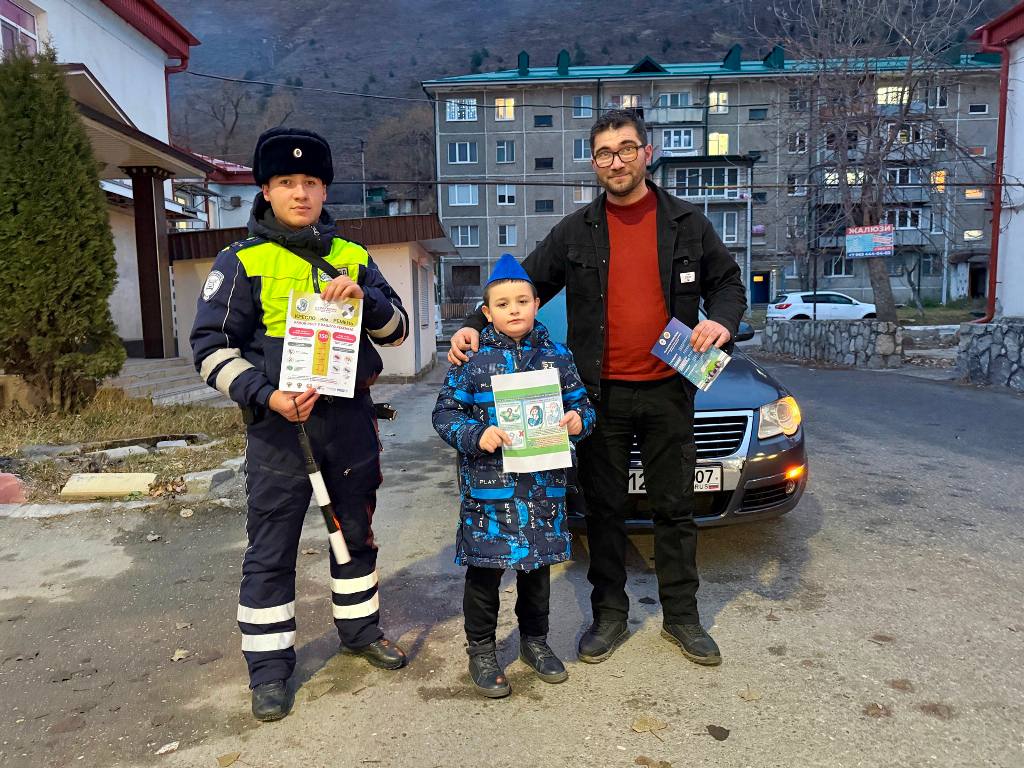 В Эльбрусском районе сотрудники Госавтоинспекции совместно с юными инспекторами движения из Тырныауза провели акцию, направленную на повышение осведомленности водителей о важности соблюдения правил дорожного движения В Эльбрусском районе сотрудники Госавтоинспекции совместно с юными инспекторами движения из Тырныауза провели акцию, направленную на повышение осведомленности водителей о важности соблюдения правил дорожного движения