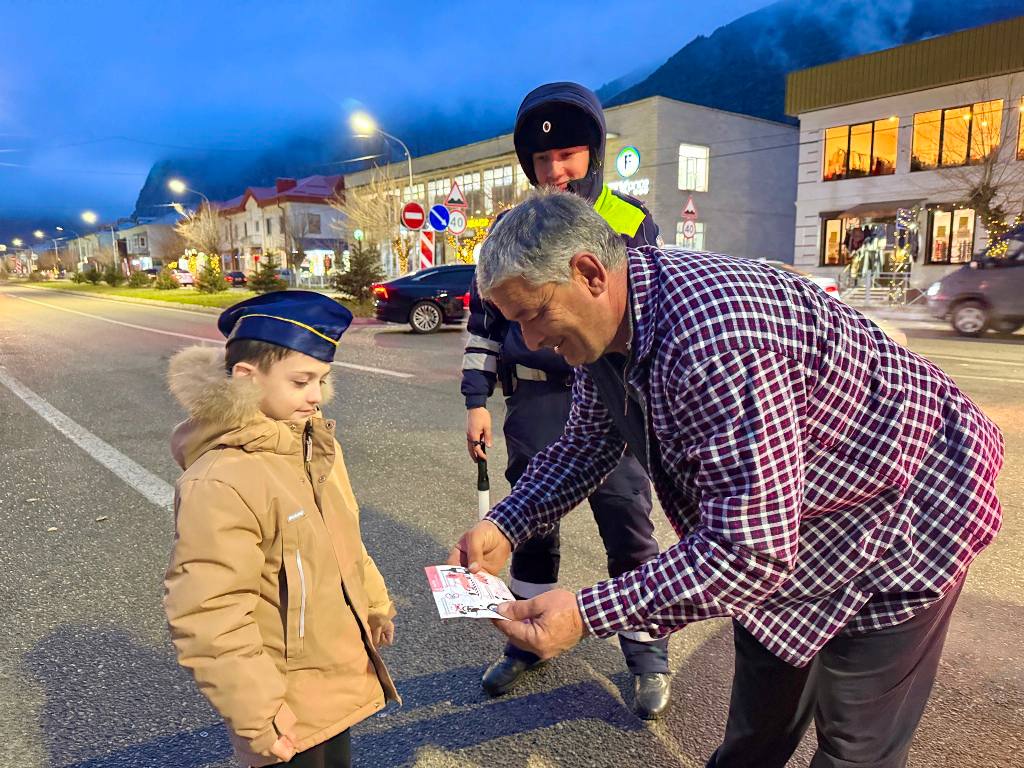 В Эльбрусском районе сотрудники Госавтоинспекции совместно с юными инспекторами движения из Тырныауза провели акцию, направленную на повышение осведомленности водителей о важности соблюдения правил дорожного движения В Эльбрусском районе сотрудники Госавтоинспекции совместно с юными инспекторами движения из Тырныауза провели акцию, направленную на повышение осведомленности водителей о важности соблюдения правил дорожного движения