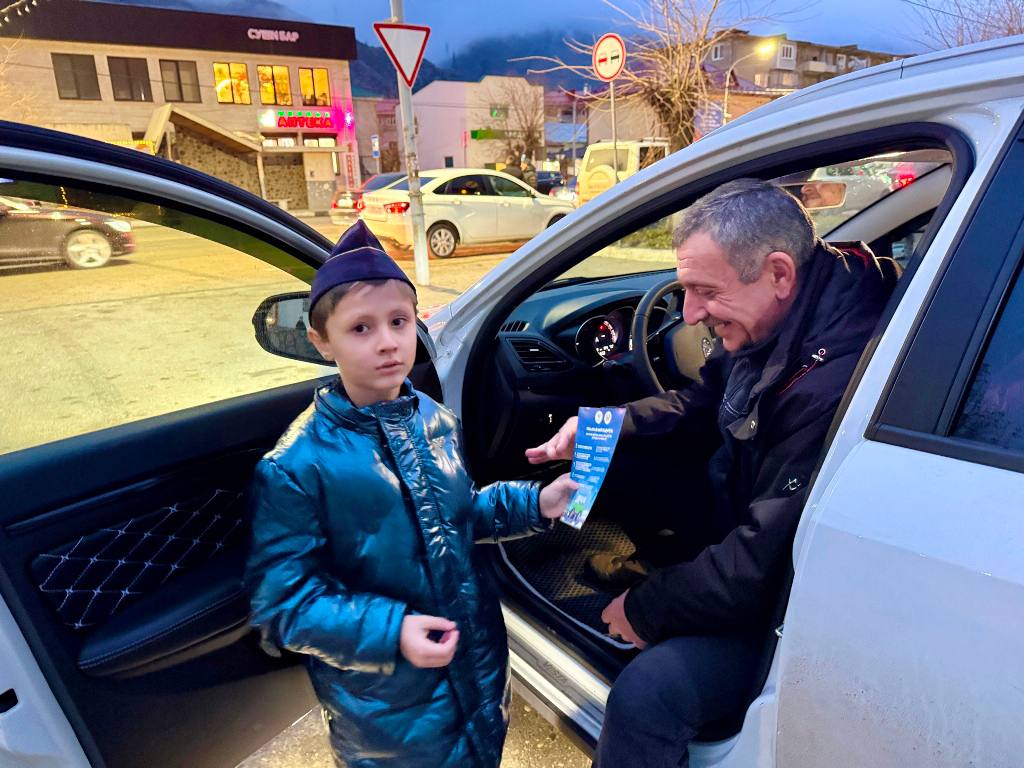 В Эльбрусском районе сотрудники Госавтоинспекции совместно с юными инспекторами движения из Тырныауза провели акцию, направленную на повышение осведомленности водителей о важности соблюдения правил дорожного движения В Эльбрусском районе сотрудники Госавтоинспекции совместно с юными инспекторами движения из Тырныауза провели акцию, направленную на повышение осведомленности водителей о важности соблюдения правил дорожного движения