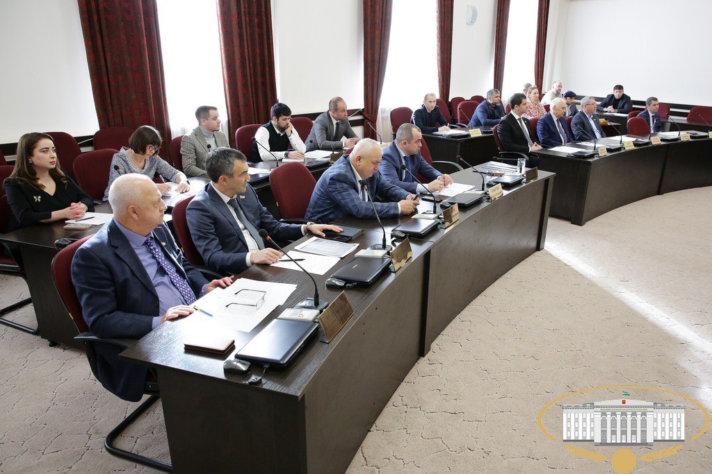 На расширенном заседании Комитета Парламента КБР по экономической политике, инновационному развитию, туризму и предпринимательству обсуждены отдельные вопросы регулирования в сфере эксплуатации рекламных конструкций