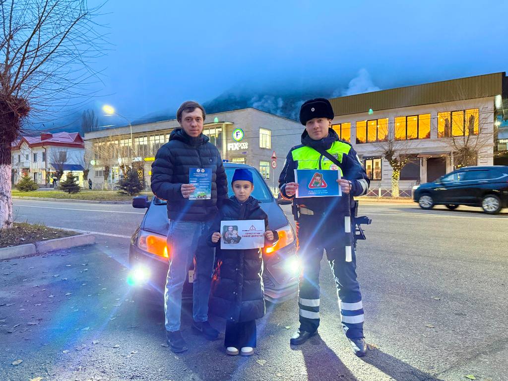 В Эльбрусском районе сотрудники Госавтоинспекции совместно с юными инспекторами движения из Тырныауза провели акцию, направленную на повышение осведомленности водителей о важности соблюдения правил дорожного движения В Эльбрусском районе сотрудники Госавтоинспекции совместно с юными инспекторами движения из Тырныауза провели акцию, направленную на повышение осведомленности водителей о важности соблюдения правил дорожного движения